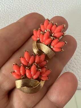 Rare Trifari Coral Cluster Leaves Vintage Clip-On Earrings